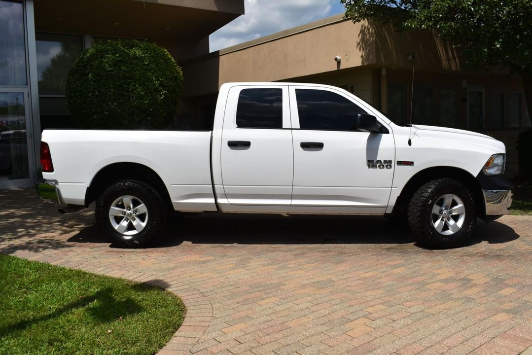 2015 Ram 1500 4WD QUAD CAB W/ 3.0 L V6 Turbo Diesel + EQUIPMENT PKG+UCONNECT