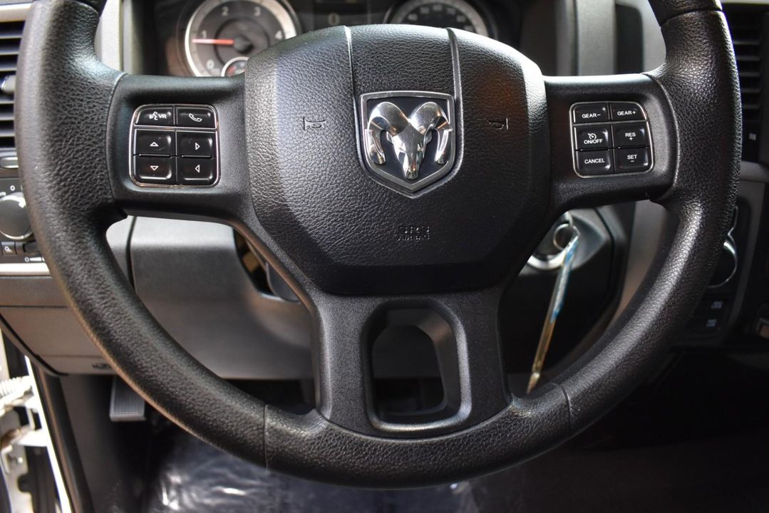 2015 Ram 1500 4WD QUAD CAB W/ 3.0 L V6 Turbo Diesel + EQUIPMENT PKG+UCONNECT