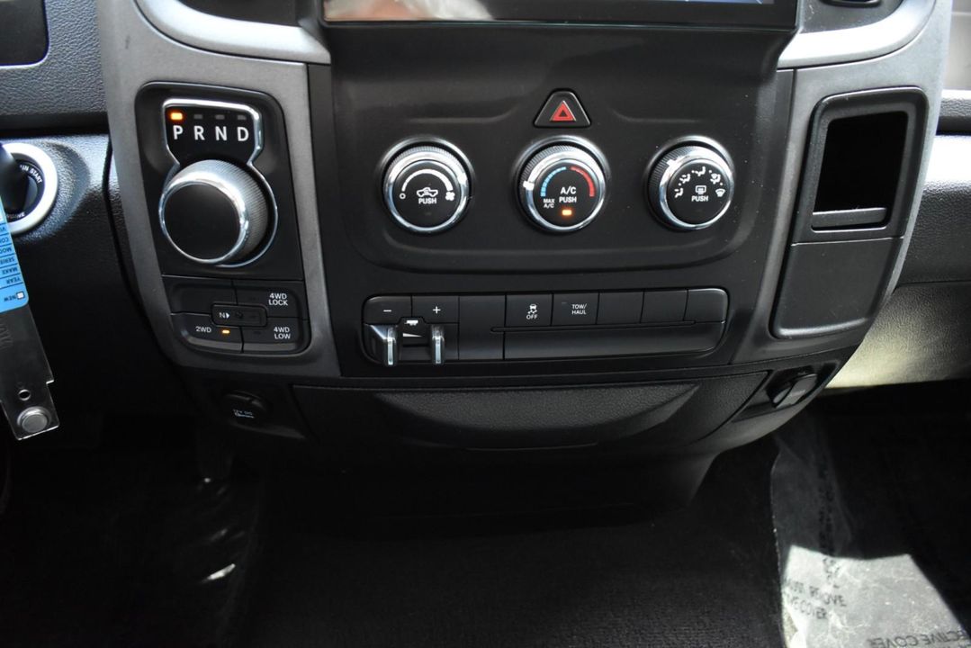 2015 Ram 1500 4WD QUAD CAB W/ 3.0 L V6 Turbo Diesel + EQUIPMENT PKG+UCONNECT