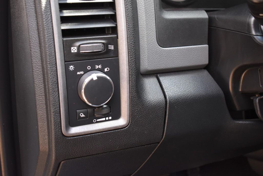2015 Ram 1500 4WD QUAD CAB W/ 3.0 L V6 Turbo Diesel + EQUIPMENT PKG+UCONNECT
