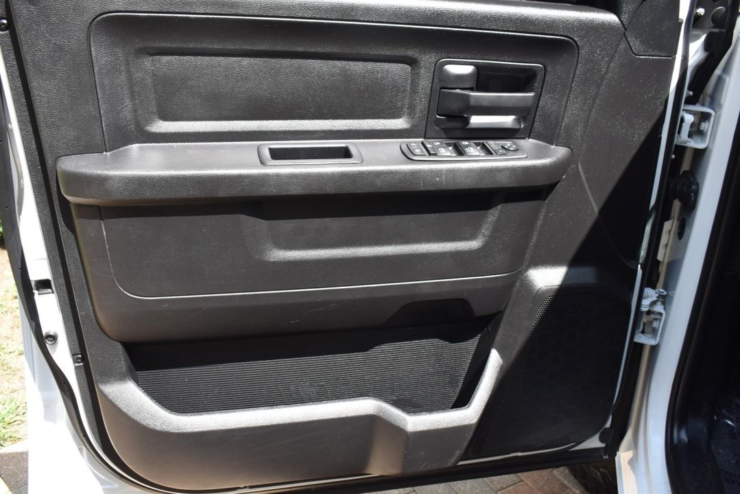 2015 Ram 1500 4WD QUAD CAB W/ 3.0 L V6 Turbo Diesel + EQUIPMENT PKG+UCONNECT