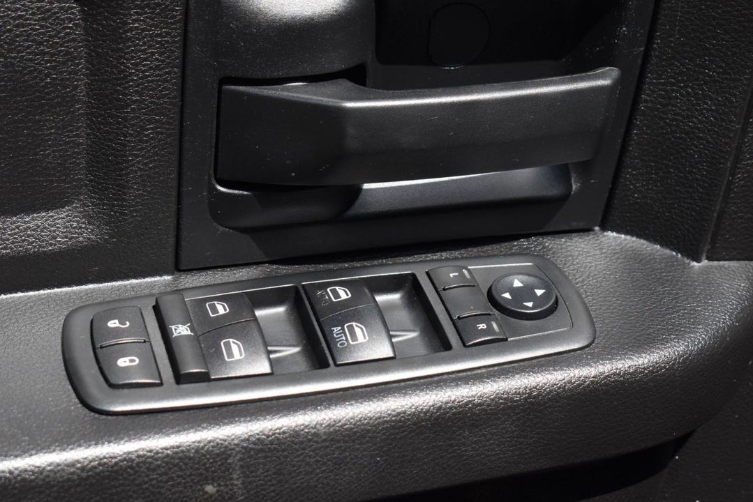2015 Ram 1500 4WD QUAD CAB W/ 3.0 L V6 Turbo Diesel + EQUIPMENT PKG+UCONNECT