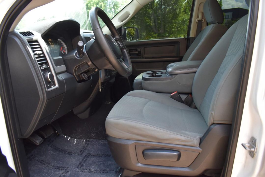 2015 Ram 1500 4WD QUAD CAB W/ 3.0 L V6 Turbo Diesel + EQUIPMENT PKG+UCONNECT