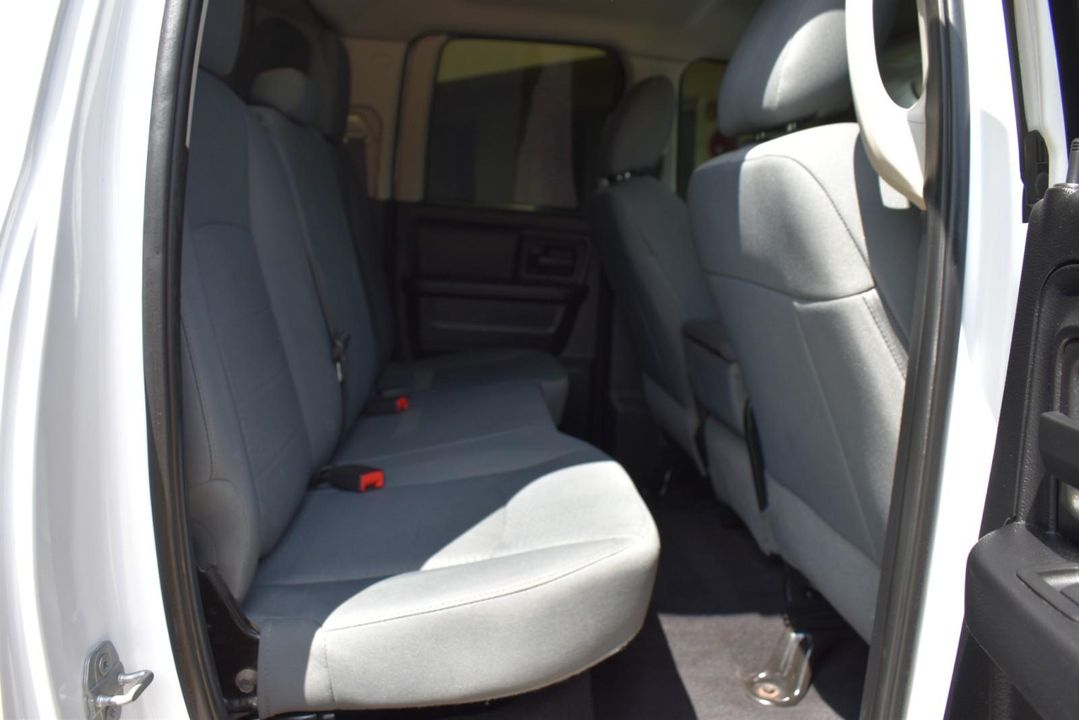 2015 Ram 1500 4WD QUAD CAB W/ 3.0 L V6 Turbo Diesel + EQUIPMENT PKG+UCONNECT
