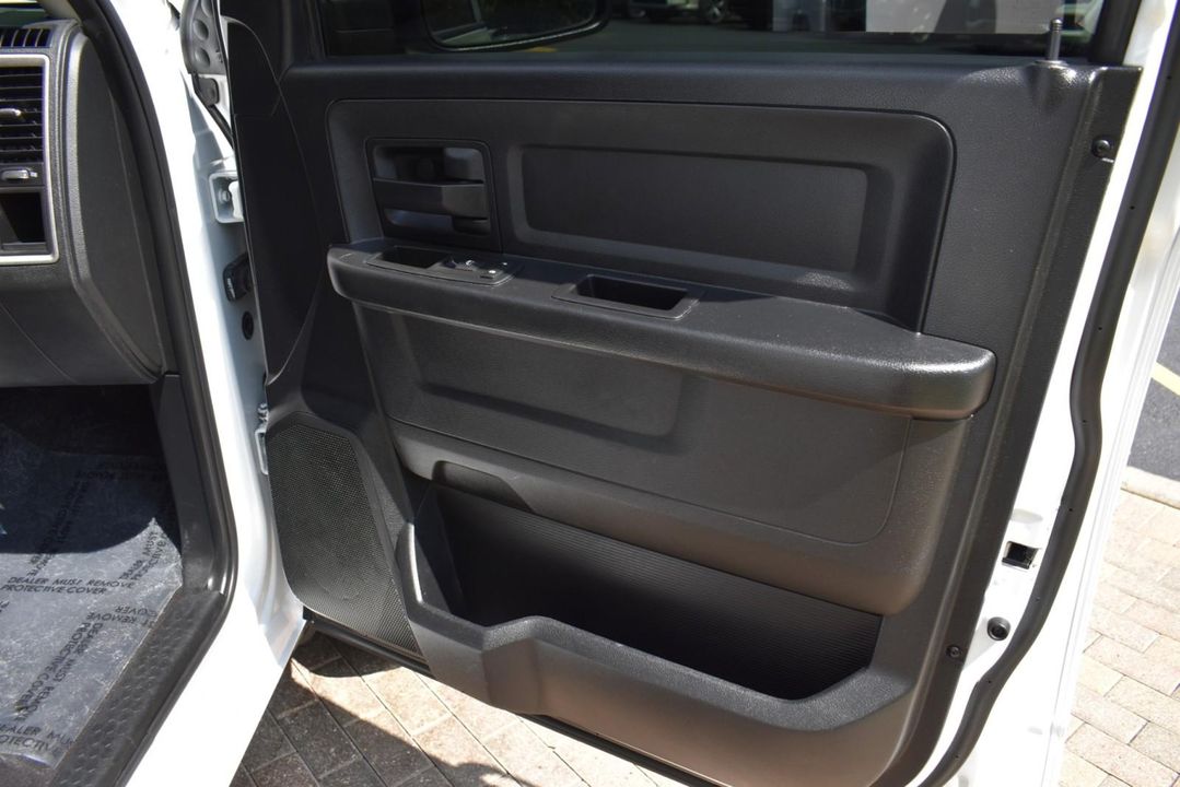 2015 Ram 1500 4WD QUAD CAB W/ 3.0 L V6 Turbo Diesel + EQUIPMENT PKG+UCONNECT