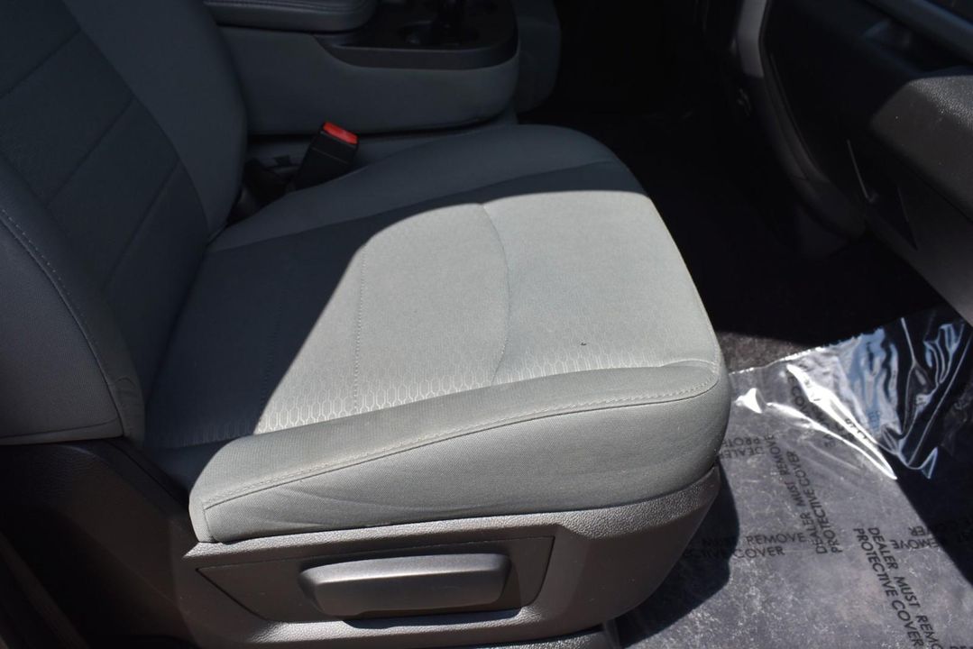 2015 Ram 1500 4WD QUAD CAB W/ 3.0 L V6 Turbo Diesel + EQUIPMENT PKG+UCONNECT