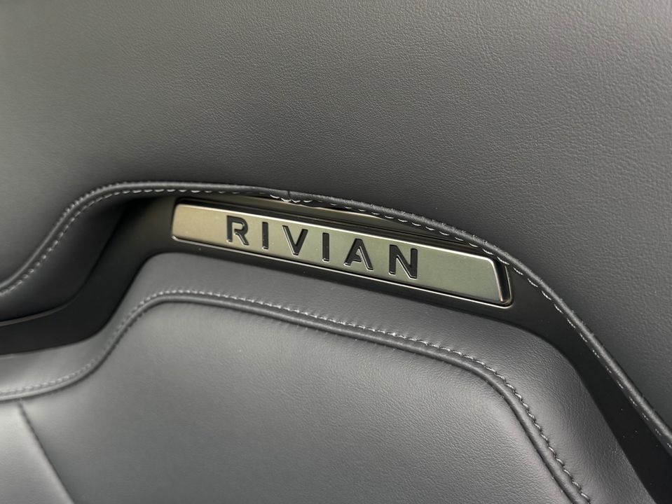 2024 Rivian R1S