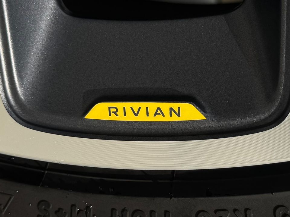 2024 Rivian R1S