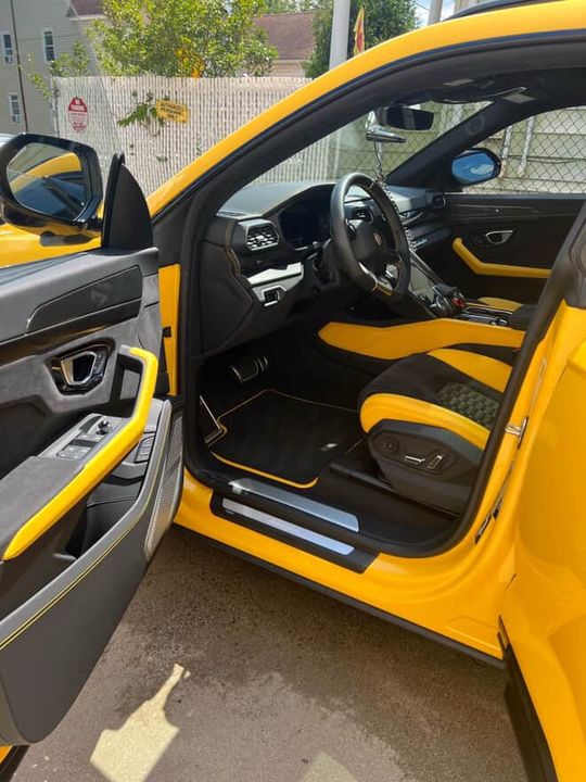 2022 Lamborghini Urus (Pearl Capsule)