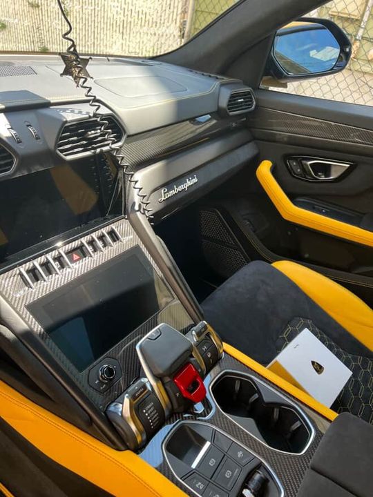 2022 Lamborghini Urus (Pearl Capsule)