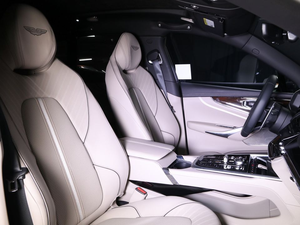 2025 Aston Martin DBX