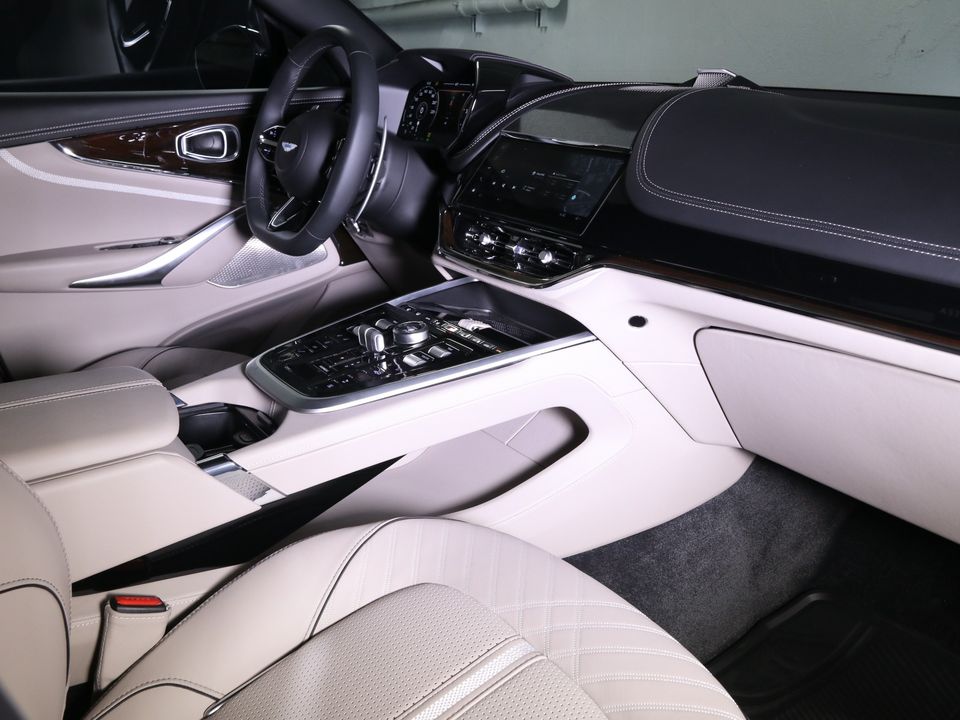 2025 Aston Martin DBX