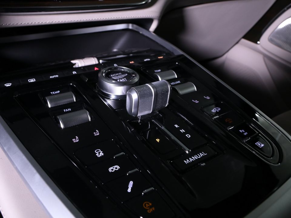 2025 Aston Martin DBX