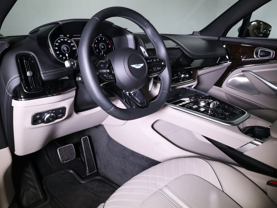 2025 Aston Martin DBX