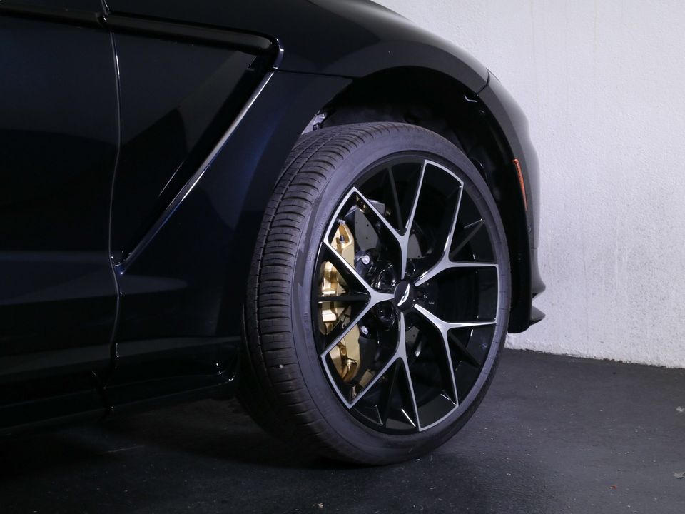 2025 Aston Martin DBX