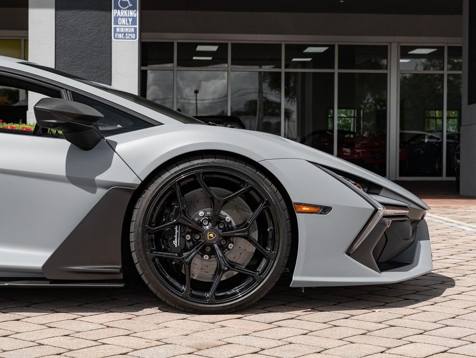 2024 Lamborghini Revuelto