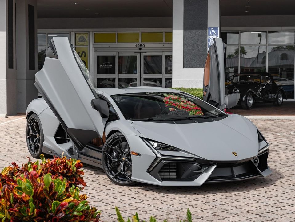 2024 Lamborghini Revuelto
