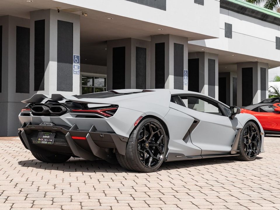 2024 Lamborghini Revuelto