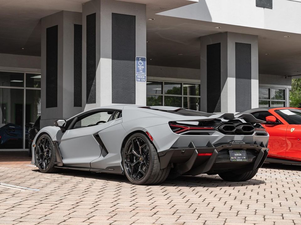 2024 Lamborghini Revuelto