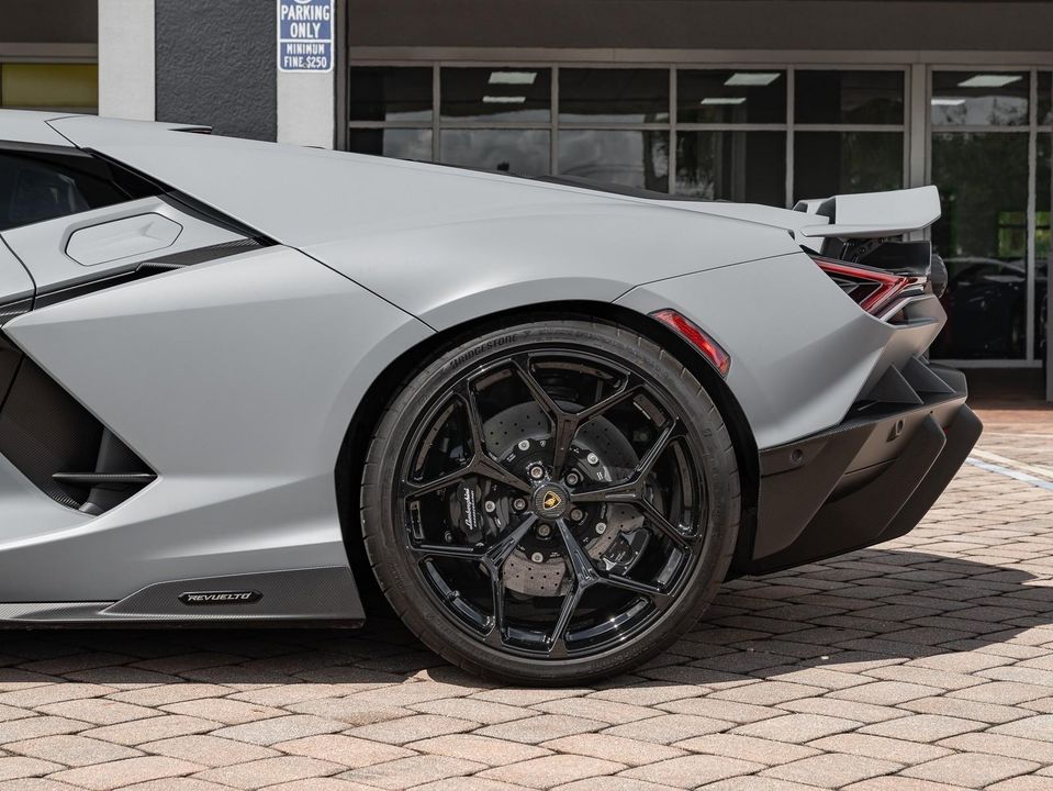 2024 Lamborghini Revuelto