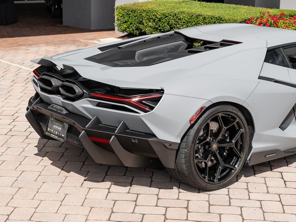 2024 Lamborghini Revuelto