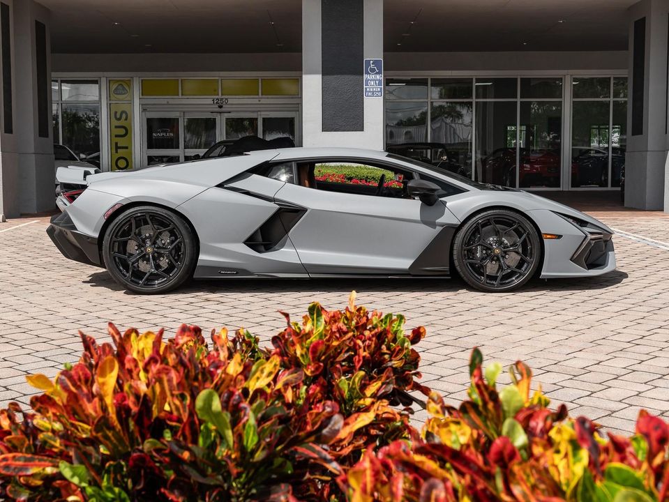 2024 Lamborghini Revuelto