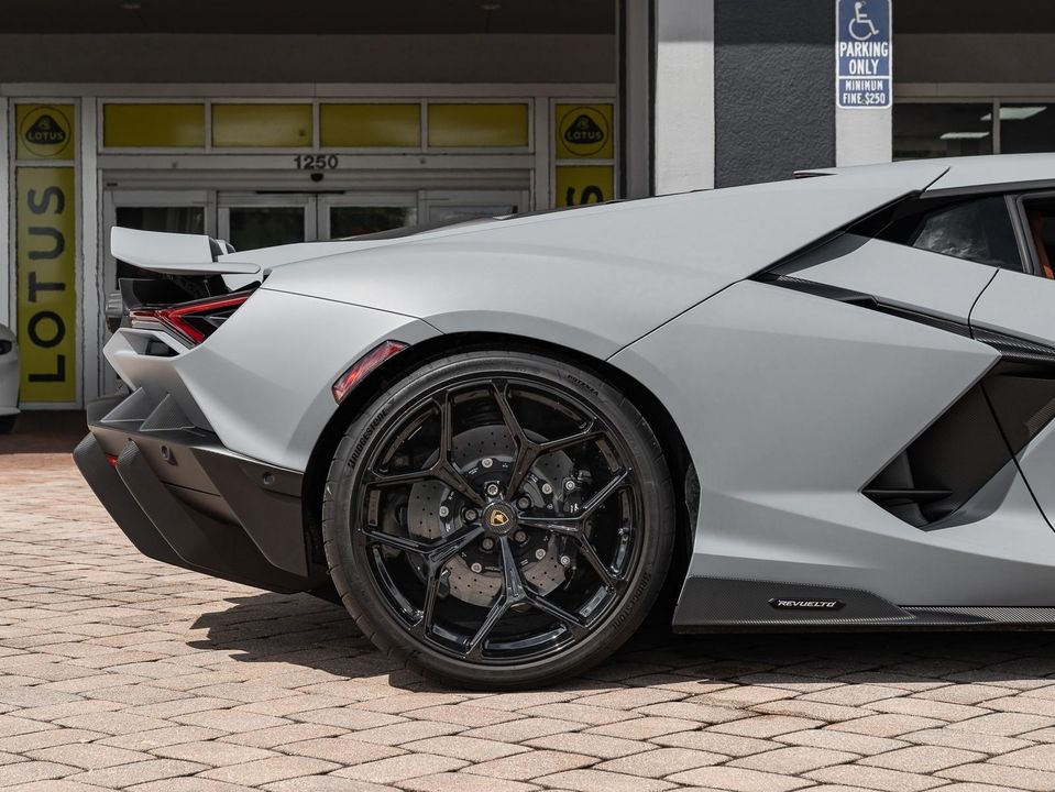 2024 Lamborghini Revuelto